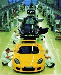 Công đoạn hoàn tất xe Carrera GT tại nhà máy ở Lepzig.