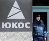 Một nhân viên an ninh đứng gác tại trụ sở của Yukos