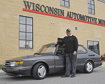 Peter Gillbert cũng chiếc Saab 900