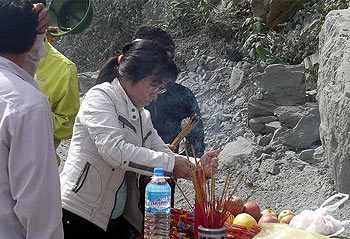 Chiếc bàn thờ lập vội dưới chân núi dành cho các nạn nhân xấu số. Ảnh: N.P.