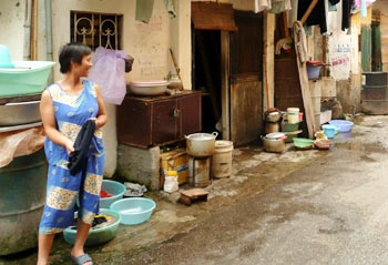 Xây nhà trên vỉa hè còn giặt quần áo thì dưới lòng đường. Ảnh: Xuân Tùng