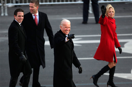 Phó tổng thống Joe Biden và vợ Jill Biden trong lễ diễu hành.
