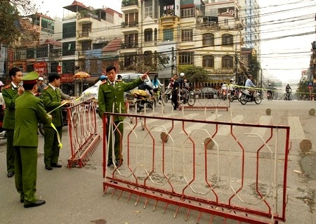 Cảnh sát quận Ba Đình bảo vệ hiện trường. Ảnh: Hà Anh.