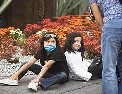 Các em bé Mexico chơi trên đường phố.
