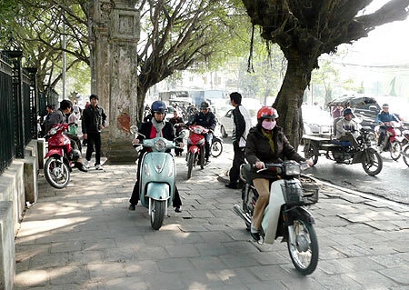 Cảnh tắc đường trèo lên vỉa hè cũng không phải là hiếm. Ảnh: Xuân Tùng
