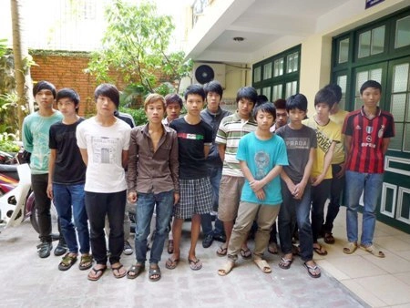 Số thanh niên bị công an Hà Nội bắt giữ rạng sáng 1/11. Ảnh: Q. Thông.