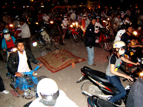 Án mạng xảy ra gây kẹt xe nghiêm trọng trên đường Kha Vạn Cân. Ảnh: An Nhơn.