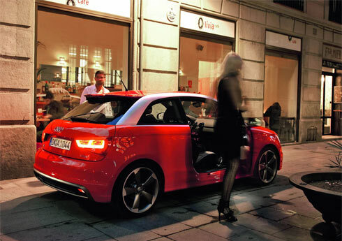 Audi A1 có vành mui khác màu với thân xe.