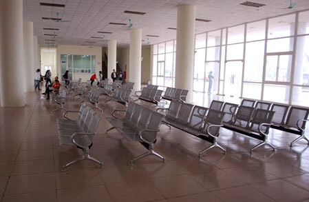 Ghế chờ trong bến xe Yên Nghĩa vắng vẻ. Ảnh: Xuân Tùng