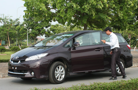 Toyota Wish với vóc dáng đầm và hiện đại.