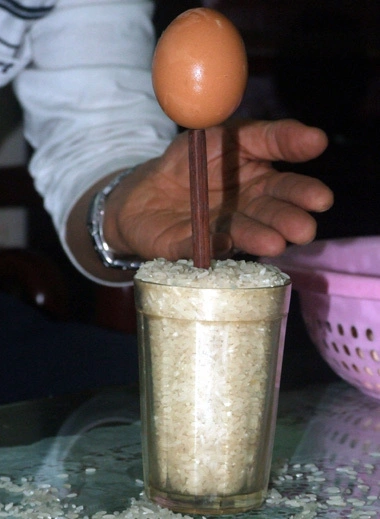 dụng trứng trên đầu đũa