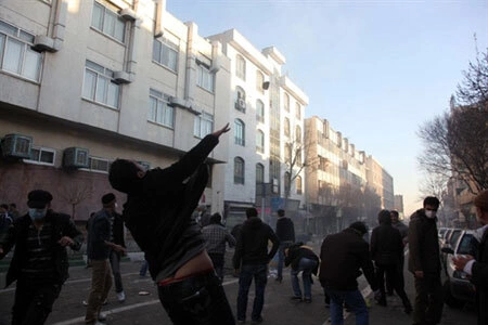 Người biểu tình đụng độ với cảnh sát sử dụng hơi cay tại Tehran. Ảnh: AFP