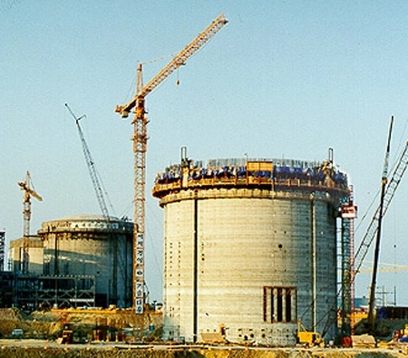 Một bể chứa lò phản ứng đang được xây dựng.