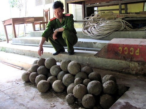 Những quả đạn thần công cổ vừa được phát hiện.