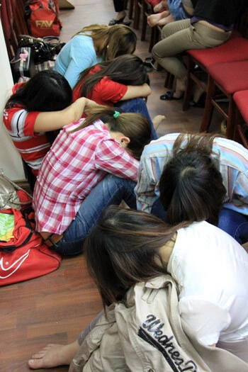 Hơn chục cô gái bị bắt ở quán Chân Quê tại trụ sở cảnh sát. Ảnh: Thái Thịnh.