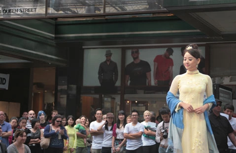 12. Bạn Lê Yến Ngọc, du học sinh ở Brisbane trình diễn áo dài trong Festival Áo Dài tại Queen Street Mall. Sự kiện này được hội sinh viên các trường ở Brisbane phối hợp tổ chức vào ngày 1/5/2011 để giới thiệu văn hóa Việt Nam với người dân Australia.