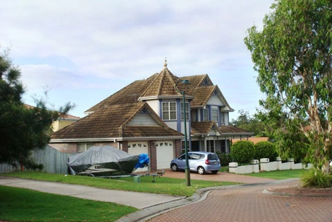 3. Đây là một căn nhà ở phía nam thành phố Brisbane. Vì nơi đây gần biển nên nhiều gia đình thường có một chiếc thuyền nhỏ để ở nhà, khi cần đi chơi họ có thể móc vào xe và kéo ra biển. Từ Brisbane có thể đi thành phố biển Gold Coast ở phía nam, Sunshine Coast ở phía bắc hết khoảng một giờ hoặc vịnh Moreton Bay ở phía đông Brisbane.