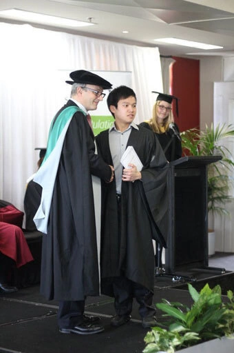 Học hành vất vả…đôi khi kết quả chả ra gì, cơ mà vẫn phải học thôi. Là sinh viên thì có lẽ cảm giác khi nhận bằng là hạnh phúc nhất, và cũng lại là một điều không tưởng với tôi. Lễ tốt nghiệp không quá hoành tráng, cũng không thật sự ấn tượng với tôi, nhưng cái chính là đã có tấm bằng, tận hưởng niềm hạnh phúc cái đã.