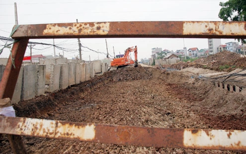 Giữa tháng 4 vừa qua, UBND TP Hà Nội lại tiếp tục yêu cầu Sở Giao thông Vận tải tập trung chỉ đạo, đôn đốc các nhà thầu đẩy nhanh tiến độ thi công, đảm bảo đến tháng 6 tới thông xe toàn tuyến. Giữa tháng 4 vừa qua, UBND TP Hà Nội lại tiếp tục yêu cầu Sở Giao thông Vận tải tập trung chỉ đạo, đôn đốc các nhà thầu đẩy nhanh tiến độ thi công, đảm bảo đến tháng 6 tới thông xe toàn tuyến.