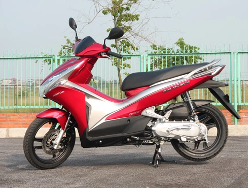 Air Blade 2011 với vóc dáng bề thế, đầm hơn.