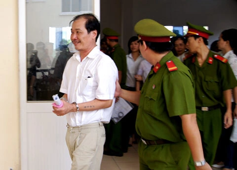 Trong các buổi xét xử trước đó, vị giám đốc luôn tươi cười khi kết thúc phiên tòa vì cho rằng mình vô tội