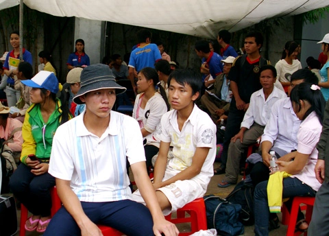 Tại nhà trọ miễn phí đông thí sinh nhất trên đường Nguyễn Xí (quận Bình Thạnh), lực lượng sinh viên tiếp sức mùa thi cũng hối hả đón thí sinh. Trong ảnh là những gương mặt lo lắng của thí sinh tại nhà trọ trước ngày thi.