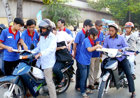 Và các bạn chỉ dẫn cho phụ huynh đến các địa điểm thi.