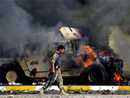 Một xe bọc thép bị phá hủy bởi bom tự chế tại Iraq. Ảnh: wired.com.