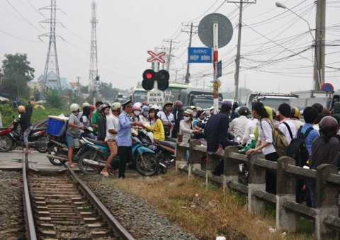 Nhân viên đường sắt cũng hoang mang khi mà tàu sắp tới, đoạn đường vẫn chưa được giải phóng.