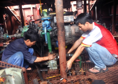 Sau vụ tàu chìm, sáng nay, nhà thầu, đơn vị thi công phà sắt đã cử thợ máy ra xã đảo Tam Hải, huyện Núi Thành sửa chửa lại máy móc bị hỏng. Ảnh: Trí Tín