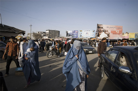 Phụ nữ băng qua đường ở Kabul. Đường phố ở đây không có vỉa hè dành cho người đi bộ, những người phụ nữ này thường phải băng qua đường như thế này trong bộ mạng che kín.
