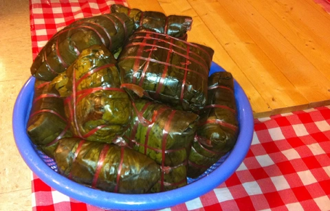 Bánh chưng ở Texas, được gói bằng lá chuối và dây nilon. Ảnh: Cao Thu