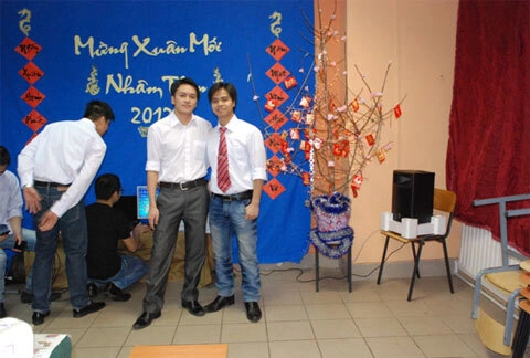 Tết ở Nga cũng không thua gì Tết nhà, có rất nhiều người bạn ở nhà gọi điện, nhắn tin có hỏi Tết bên Nga có thể có bánh chưng không hay có chuẩn bị gì để đón Tết không, có buồn và nhớ nhà không. Vâng, tuy là Tết xa nhà, nhưng với bàn những bàn tay khéo léo của anh chị em LETI, từ việc chuẩn bị các món ăn truyền thống như bánh chưng, giò lụa, giò thủ, dưa hành, nem rán… đến quá trình chuẩn bị cành đào, câu đối đỏ và phòng để đón giao thừa diễn ra rất nhanh chóng, chương trình giao lưu tổ chức đón Xuân, hái lộc vui nhộn và nhiều trò chơi mới lạ, độc đáo… Tất cả đã tạo nên cái Tết Việt rất ý nghĩa và ấm cúng, để lại ấn tượng tốt đẹp trong lòng các bạn bè khách mời quốc tế đến tham dự.