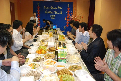 Vâng, tuy là Tết xa nhà, nhưng với bàn những bàn tay khéo léo của anh chị em LETI, từ việc chuẩn bị các món ăn truyền thống như bánh chưng, giò lụa, giò thủ, dưa hành, nem rán… đến quá trình chuẩn bị cành đào, câu đối đỏ và phòng để đón giao thừa diễn ra rất nhanh chóng, chương trình giao lưu tổ chức đón Xuân, hái lộc vui nhộn và nhiều trò chơi mới lạ, độc đáo… Tất cả đã tạo nên cái Tết Việt rất ý nghĩa và ấm cúng, để lại ấn tượng tốt đẹp trong lòng các bạn bè khách mời quốc tế đến tham dự