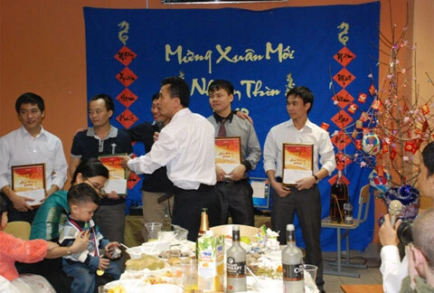 Và cũng trong khoảnh khắc giao thừa, Ban đại diện Lưu học sinh đơn vị trao các giải thưởng “Hoa Mai LETI” và “Hoa Khuê LETI” để vinh danh những Lưu học sinh đạt thành tích xuất sắc trong học tập nghiên cứu. Nhân dịp năm mới, thay mặt anh chị em LHS LETI, xin gửi lời chúc tới các anh chị, các cô chú trong Ban BT dồi dào sức khỏe, hạnh phúc, thành công và gặp nhiều may mắn. Chúc quý báo ngày càng phát triển và thành công hơn nữa. Chúc mừng năm mới 2012.