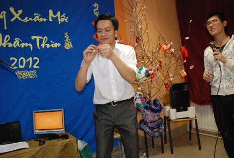 Hồi hộp mở bao lì xì