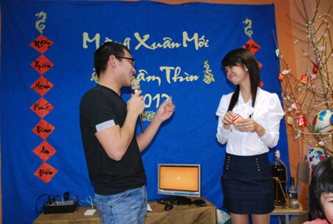 Hái lộc đầu xuân tặng nhau