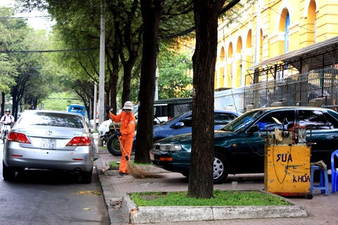 Xe ôtô cá nhân đậu dưới lòng đường và trên vỉa hè đoạn bãi giữ xe có thu phí đã bị xóa bỏ. Ảnh chụp ngày 16/2: Tá Lâm.