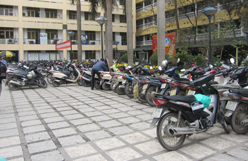 Bãi trông giữ xe trong khuôn viên bệnh viện Mắt TƯ khá thông thoáng. Ảnh: Yến Hoa