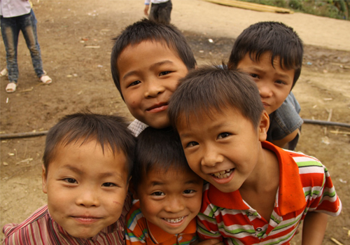 Những đứa trẻ vô cùng thích thú khi được chụp ảnh.