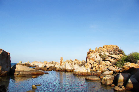 Một góc nhỏ trên đảo hải đăng Kê Gà và bạn có thể thả mình vào làn nước trong xanh mát rượi tại đây