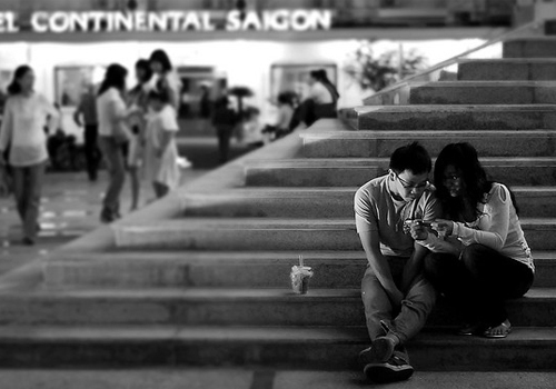 Đôi bạn trẻ trước nhà hát thành phố. Ảnh Bizou