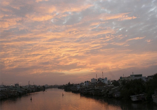 Những áng mây vàng soi bóng xuống dòng sông