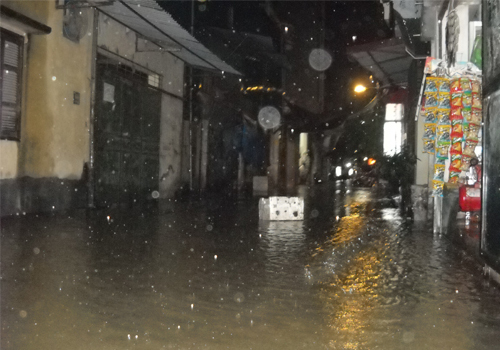 Hà Nội mùa mưa nhìn như dòng sông