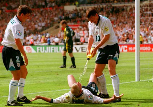 Pha ăn mừng ấn tượng sau bàn thắng tuyệt đẹp của Gascoigne vào lưới Scotland tại vòng bảng