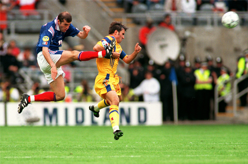 Zidane (áo xanh) trong trận gặp Rumania