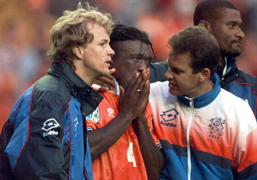 Clarence Seedorf là người duy nhất đá hỏng quả penalty trong trận đấu tứ kết Hà Lan gặp Pháp.