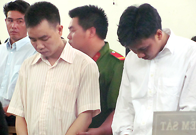 Bị cáo Long (áo kẻ) tại tòa.