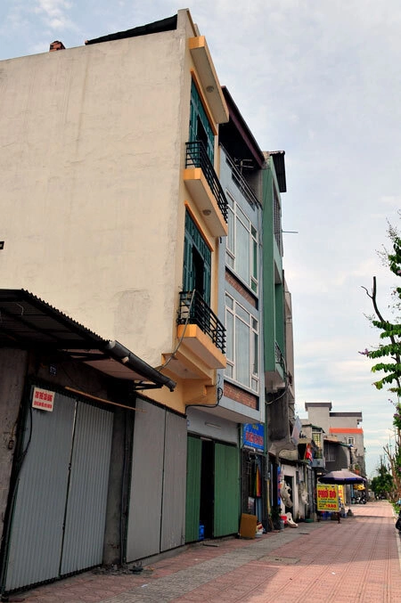 Tuy nhiên, trên thực tế, Khi tuyến đường mới hoàn thành hai bên đường hiện lên nhiều ngôi nhà với kiến trúc lem nhem, lộn xộn gây tức mắt cho người tham gia giao thông. Tuy nhiên, trên thực tế, Khi tuyến đường mới hoàn thành hai bên đường hiện lên nhiều ngôi nhà với kiến trúc lem nhem, lộn xộn gây tức mắt cho người tham gia giao thông.