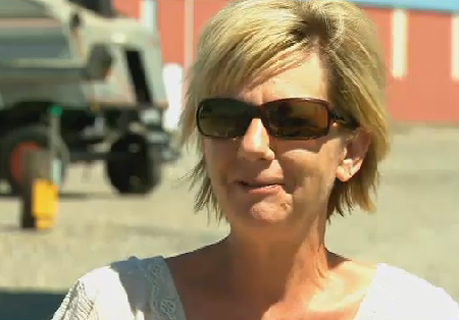 Cindy Geib, chủ của cánh đồng lúa mì bị phá hoại bởi những hình tròn, không nghĩ rằng sinh vật ngoài hành tinh đã bước vào cánh đồng.